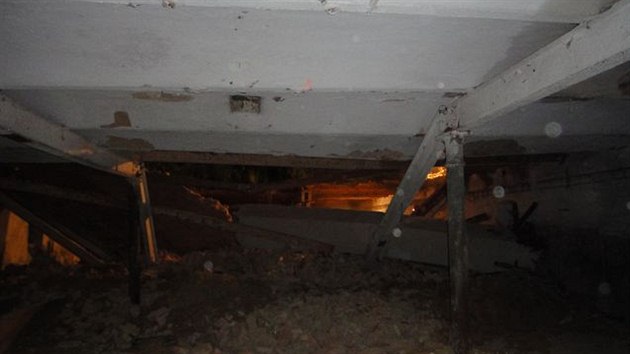 V Dtenicch na Jinsku se ztil strop kravna, dva mui zemeli pod troskami (29.6.2013).