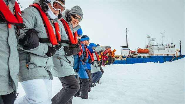 Posdka uvzl lodi Akademik okalskij udusv snh a pipravuje tak plochu na pistn vrtulnku z ledoborce Snn drak (31. prosince 2013).