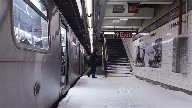 Snh se dostal i do stanice metra nazvan podle 65. ulice (New York, 3. ledna 2014)