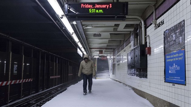 Snh se dostal i do stanice metra nazvan podle 65. ulice (New York, 3. ledna 2014)