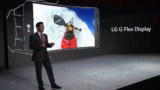 Prohnutý a ohnutý chytrý telefon LG GFlex