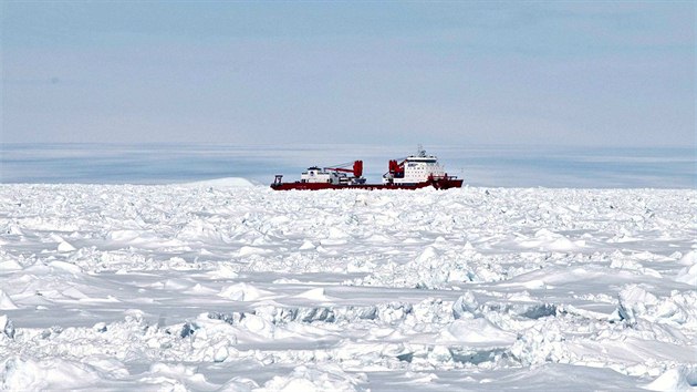 Pohled na uvzl nsk ledoborec, kter jel na pomoc lodi Akademik okalskij, z paluby australsk lodi Aurora Australis. (2. ledna 2014)