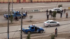 Bojovníci al-Káidy steí ulice Fallúdi (4. ledna 2014)
