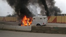 Stoupenci al-Káidy ve Fallúdi pepadli policejní dodávku a osvobodili své...
