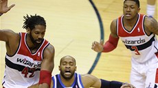 Vince Carter z Dallasu dribluje ped dvojicí Nene (vlevo) a  Bradley Beal z