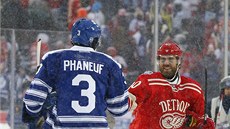 DÍKY ZA HRU. Po utkání se zdraví Dion Phaneuf (vlevo) z Toronta a Henrik... DÍKY ZA HRU. Po utkání se zdraví Dion Phaneuf (vlevo) z Toronta a Henrik...
