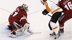 Ped brankáe Mikea Smithe z Phoenixu se tlaí Steve Downie z Philadelphie,