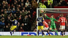 Bony Wilfried ze Swansea (vlevo) v poslední minutě rozhodl o vyřazení Bony Wilfried ze Swansea (vlevo) v poslední minutě rozhodl o vyřazení