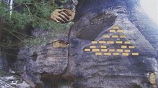 Destičky se jmény mrtvých horolezců by měl podle návrhu na skále doplnit symbol Destičky se jmény mrtvých horolezců by měl podle návrhu na skále doplnit symbol