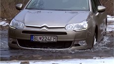 Test+video: Citroen C5 zvedne podvozek, aby zvládl překážky, i brod Test+video: Citroen C5 zvedne podvozek, aby zvládl překážky, i brod