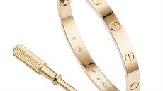 Legendární náramek LOVE od firmy Cartier. Verze z rového zlata stojí 130 000...