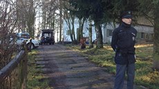 V bývalé vojenské usedlosti u Milovic byla nalezena tla dvou mrtvých mu a...