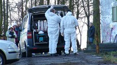 V bývalé vojenské usedlosti u Milovic byla nalezena těla dvou mrtvých mužů a... V bývalé vojenské usedlosti u Milovic byla nalezena těla dvou mrtvých mužů a...