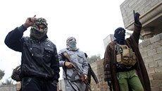 Bojovníci al-Káidy pochodují v ulicích irácké Fallúdi poté, co z msta...