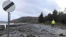 Pobení silnice v západním Walesu pokrytá oblázky, které sem pinesly vlny z...