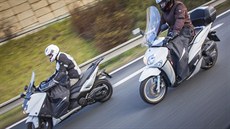 Pro test jsme si vybrali dva protichdné stroje, Yamaha Tmax  sportovní...