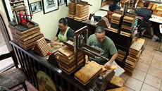 Takto pracují Kubánci v malé miamské fabrice na výrobu doutník El Titan de...