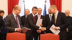 Bohuslav Sobotka, Andrej Babiš a Pavel Bělobrádek podepsali za ČSSD, ANO a Bohuslav Sobotka, Andrej Babiš a Pavel Bělobrádek podepsali za ČSSD, ANO a