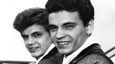 Phil Everly (vlevo) a jeho bratr Don na snímku z roku 1960 Phil Everly (vlevo) a jeho bratr Don na snímku z roku 1960