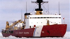 Americký ledoborec Polar Star dokáe lámat a estimetrový led. Vyrazil na pomoc lodím uvznným u beh Antarktidy.
