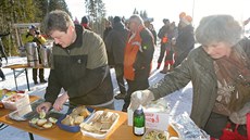 Pod dobrotami, které lidé pinesli, se prohýbali stoly.