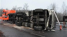 U Karviné se pevrátila cisterna s popílkem. Vyprostit ji musela tká technika.