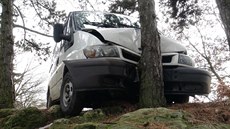 Ukradený transit po honičce s policií skončil nabouraný nad srázem. Ukradený transit po honičce s policií skončil nabouraný nad srázem.