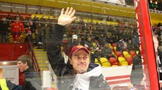 Poslední zamávání Viktora Ujčíka ochozům jihlavského Horáckého zimního stadionu. Poslední zamávání Viktora Ujčíka ochozům jihlavského Horáckého zimního stadionu.