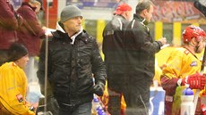 Viktor Ujčík "v civilu" na střídačce jihlavské Dukly. Viktor Ujčík "v civilu" na střídačce jihlavské Dukly.