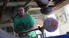 Rodinná firma má na okraji Přibyslavi huť a ateliér. Na biatlonový šampionát... Rodinná firma má na okraji Přibyslavi huť a ateliér. Na biatlonový šampionát...