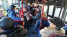 Zahájení provozu MHD v Novém Městě na Moravě. V autobuse vyhrával staré šlágry... Zahájení provozu MHD v Novém Městě na Moravě. V autobuse vyhrával staré šlágry...