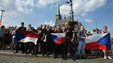 Na demonstraci v Plzni dělalo správné uchopení vlajky extremistům problémy.... Na demonstraci v Plzni dělalo správné uchopení vlajky extremistům problémy....