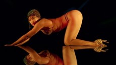 Nejvíc se Beyoncé odhaluje v klipu Partition, kde hraje striptérku. Nejvíc se Beyoncé odhaluje v klipu Partition, kde hraje striptérku.