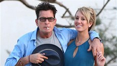 Charlie Sheen a Brett Rossi v roce 2014