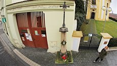 Kovový kříž před kostelem sv. Víta v Dobřanech. Kovový kříž před kostelem sv. Víta v Dobřanech.