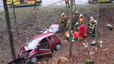 Řidičku se snažili resuscitovat nejprve svědci nehody, později i záchranáři. Řidičku se snažili resuscitovat nejprve svědci nehody, později i záchranáři.