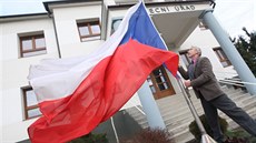 Starosta Žlutavy Stanislav Kolář vyvěšuje vlajku před obecním úřadem, kde lidi... Starosta Žlutavy Stanislav Kolář vyvěšuje vlajku před obecním úřadem, kde lidi...