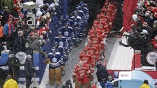Hokejisté Detroitu (vpravo) a Toronta nastupují k utkání Winter Classic.