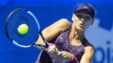 Česká tenistka Lucie Šafářová v zápase s Italkou Franceskou Schiavoneovou. Česká tenistka Lucie Šafářová v zápase s Italkou Franceskou Schiavoneovou.
