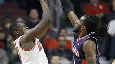 Luol Deng (vlevo) míří z Chicaga do Clevelendu. Luol Deng (vlevo) míří z Chicaga do Clevelendu.