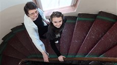 Maria Čerevko s vnučkou Darjou zpívají v chrámovém sboru. Před vystoupením Maria Čerevko s vnučkou Darjou zpívají v chrámovém sboru. Před vystoupením