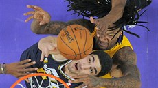 Enes Kanter (v erném) z Utahu a Jordan Hill z LA Lakers bojují na doskoku.