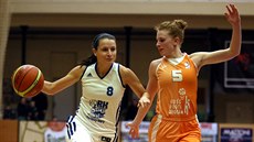 Blanka Sedláčková (vlevo) z Karlových Varů uniká Petře Záplatové z VŠ Praha. Blanka Sedláčková (vlevo) z Karlových Varů uniká Petře Záplatové z VŠ Praha.