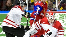 Gólman kanadské juniorky Zachary Fucale zasahuje v utkání s Ruskem.