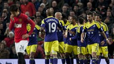 Fotbalisté Swansea City se radují z gólu v utkání s Manchesterem United.