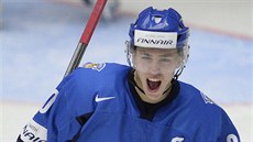 Kapitán finských junior Teuvo Teravainen se raduje z gólu.