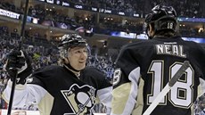 James Neal a Jussi Jokinen z Pittsburghu slaví trefu proti Winnipegu.