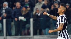 Arturo Vidal z Juventusu slaví gól proti AS ím.