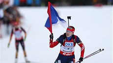 Olga Viluchinová finišuje s ruskou vlajkou nad hlavou v závodě štafet na Olga Viluchinová finišuje s ruskou vlajkou nad hlavou v závodě štafet na