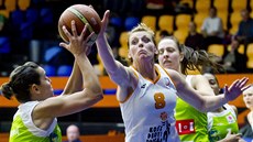 Basketbalistka Veronika Vlková z BK IMOS Brno (vlevo) se snaží vystřelit přes Basketbalistka Veronika Vlková z BK IMOS Brno (vlevo) se snaží vystřelit přes